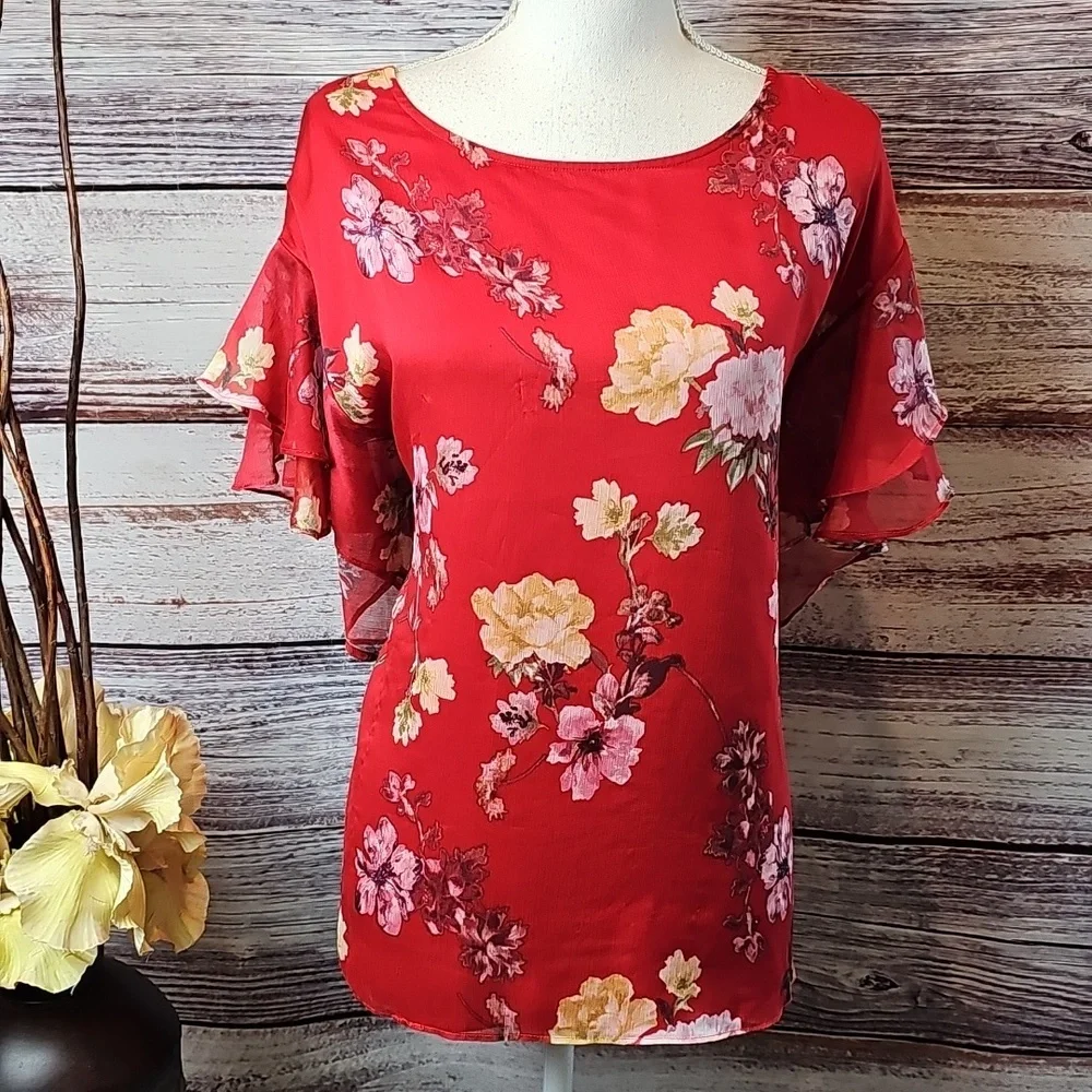 VINCE CAMUTO RED FLORAL LINED TIERED FLUTTER SLEEVE PULLOVER BLOUSE - Picture 2 of 13